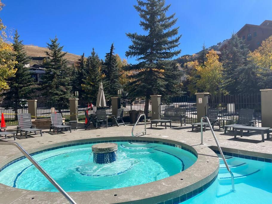 Appartamento Mt Cb Mountain Side With King Bed, Hot Tub, Pool & Kitchen! Crested Butte Esterno foto