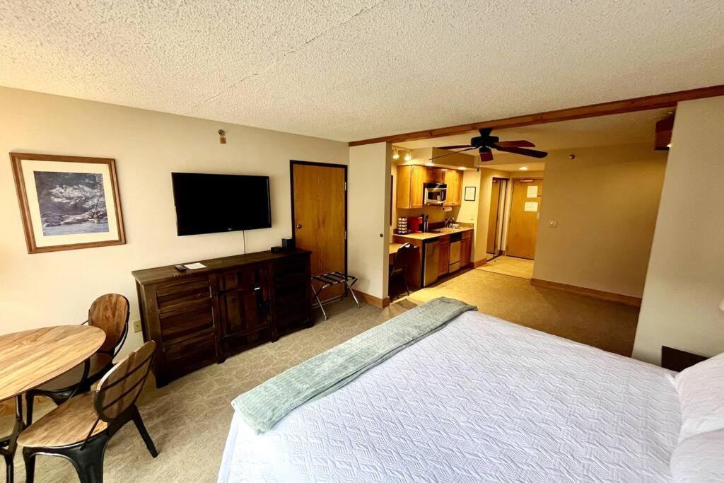 Appartamento Mt Cb Mountain Side With King Bed, Hot Tub, Pool & Kitchen! Crested Butte Esterno foto