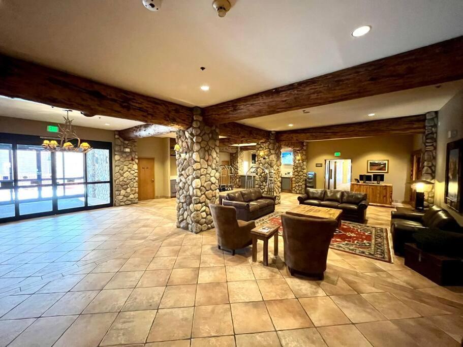 Appartamento Mt Cb Mountain Side With King Bed, Hot Tub, Pool & Kitchen! Crested Butte Esterno foto